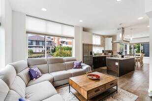 720 3rd Ave N in Seattle, WA - Building Photo