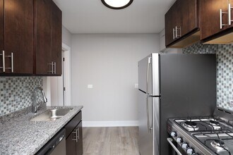 747 W Cornelia Ave, Unit J04P in Chicago, IL - Foto de edificio - Building Photo