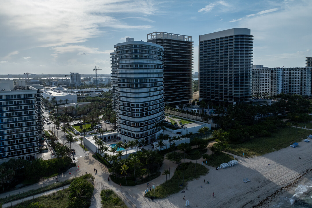 Majestic Tower in Bal Harbour, FL - Foto de edificio