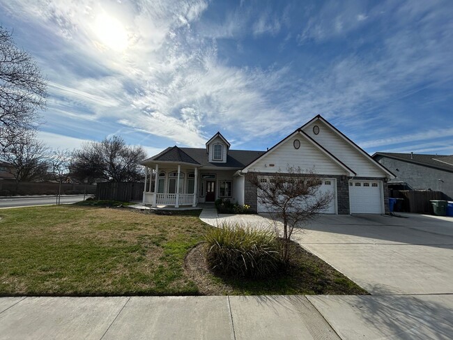 1511 W Castoro Way in Hanford, CA - Building Photo - Building Photo