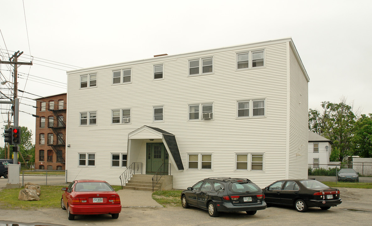 208 Pine St in Nashua, NH - Building Photo