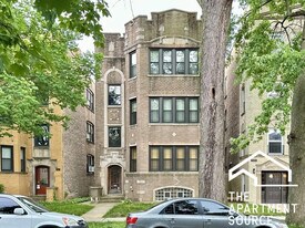 2619 W Greenleaf Ave, Unit 2 in Chicago, IL - Building Photo