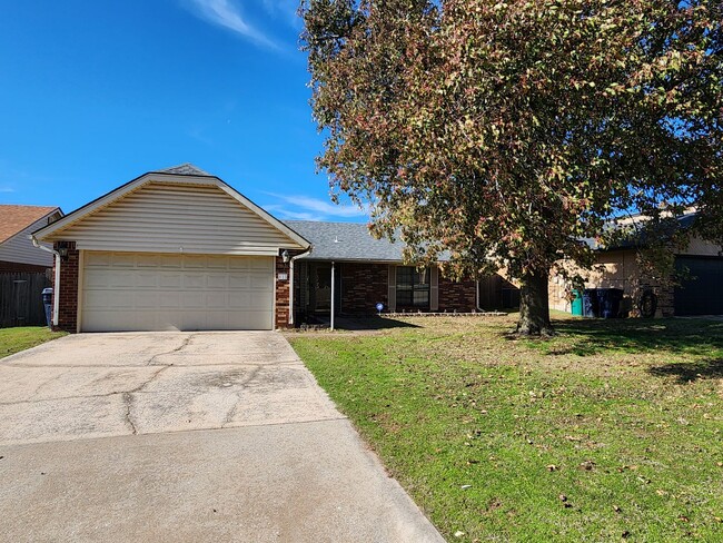 621 Out West Trail in Yukon, OK - Foto de edificio - Building Photo