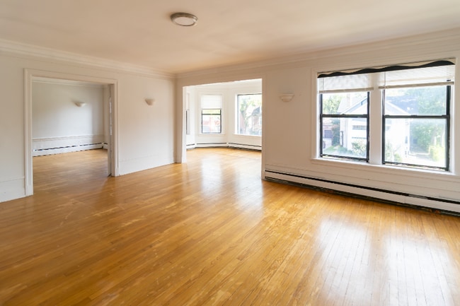 6830 S Jeffery Blvd in Chicago, IL - Foto de edificio - Building Photo