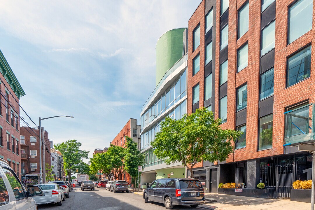 165 N 10th St in Brooklyn, NY - Building Photo