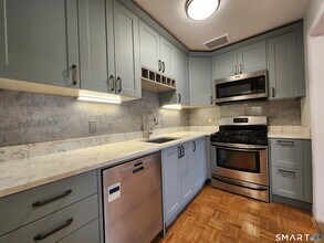 22 North Lake Dr in Hamden, CT - Foto de edificio - Building Photo