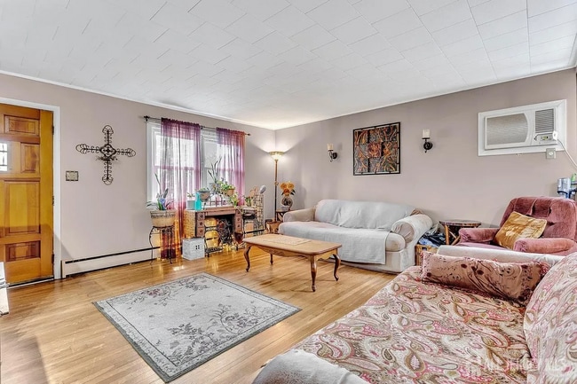 22 Westbury Rd in Iselin, NJ - Foto de edificio - Building Photo