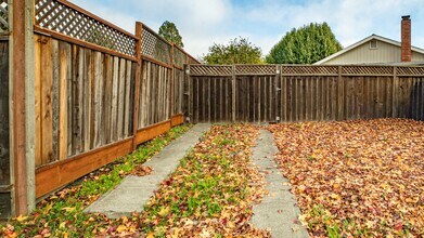 493 Landsdown Cir in Rohnert Park, CA - Building Photo - Building Photo