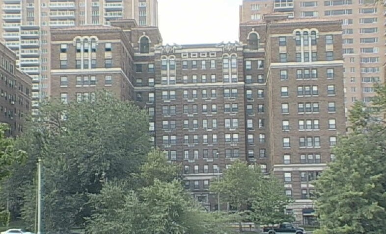 Hemingway Condominiums in Kansas City, MO - Building Photo