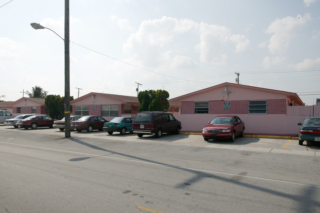 Vista Hermosa in Hialeah, FL - Foto de edificio - Building Photo