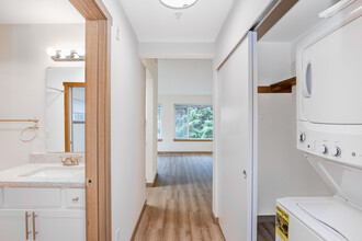 English Gardens Apartments in Burien, WA - Building Photo - Interior Photo