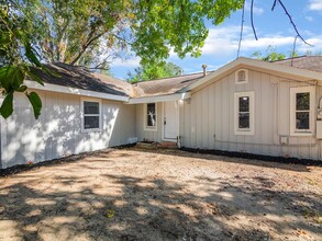 112 Oakdale St in Dayton, TX - Building Photo - Building Photo