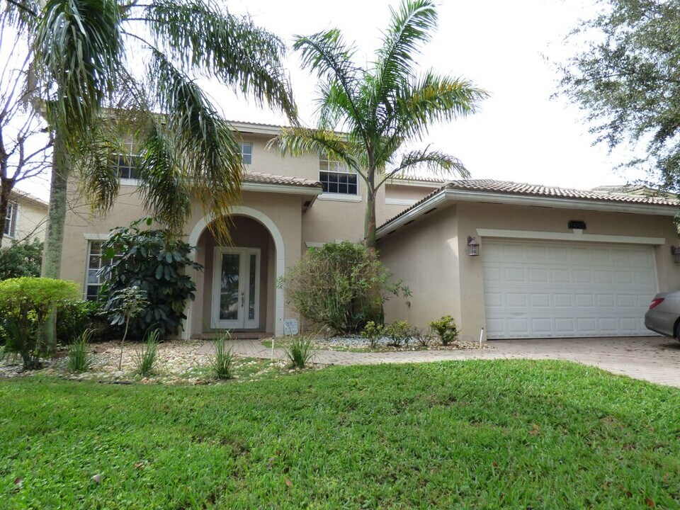 14822 SW 52nd St in Miramar, FL - Building Photo