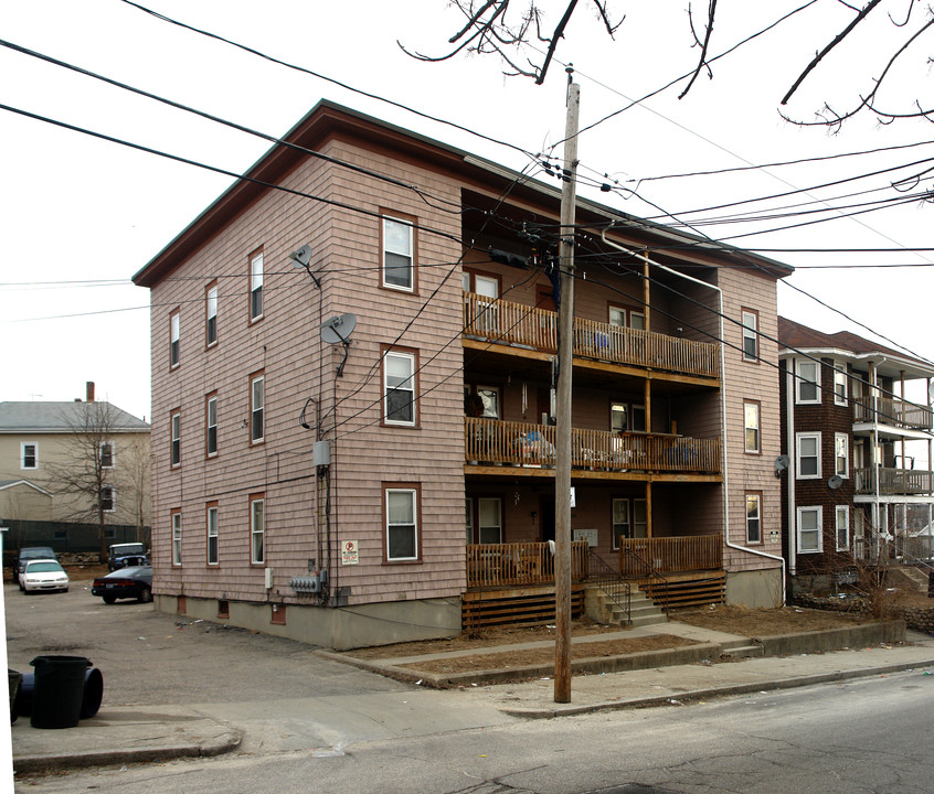 558 Willow St in Woonsocket, RI - Building Photo