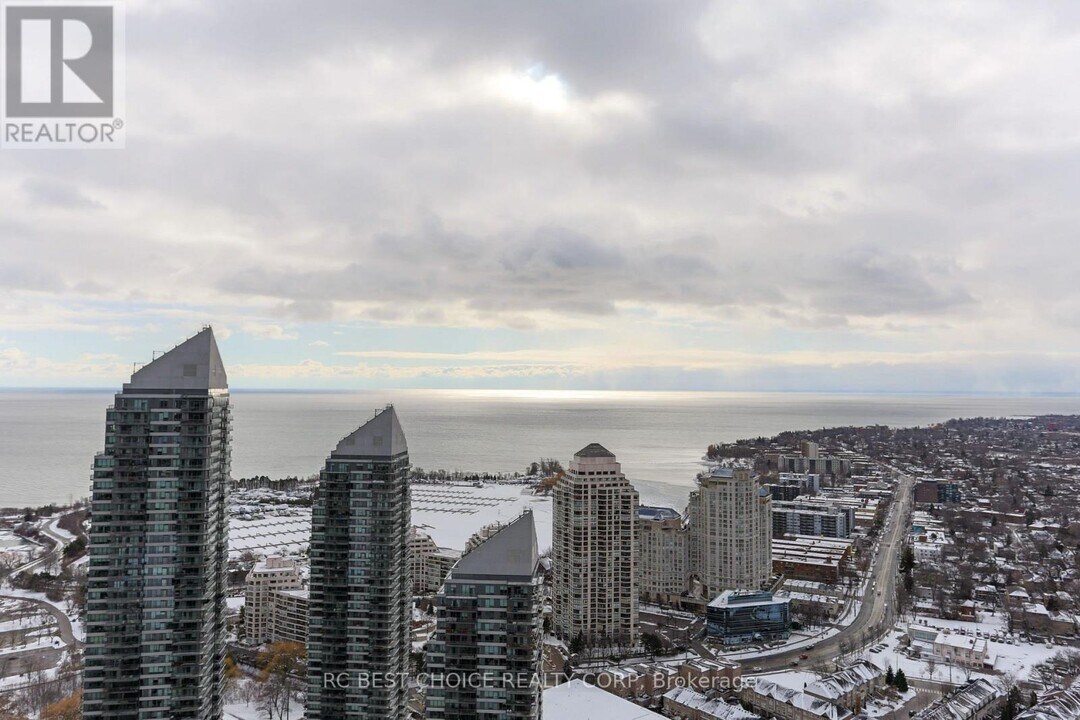 36 Park Lawn Rd in Toronto, ON - Building Photo