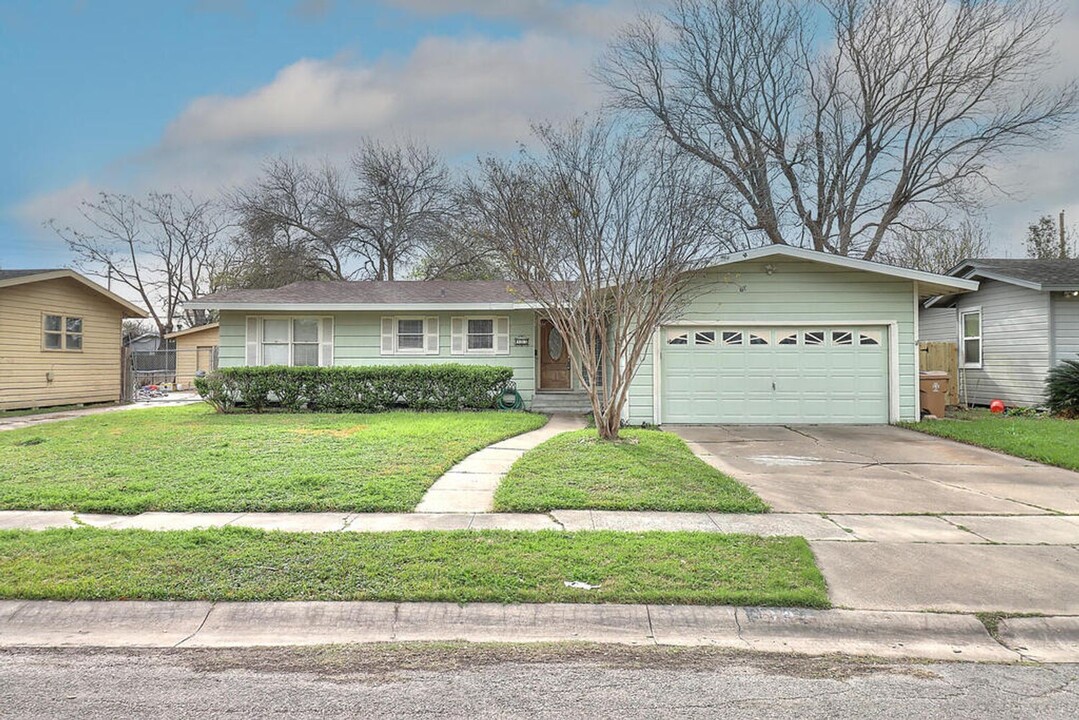 913 Delaine Dr in Corpus Christi, TX - Building Photo