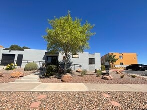 Suncrest Apartments in El Paso, TX - Foto de edificio - Building Photo