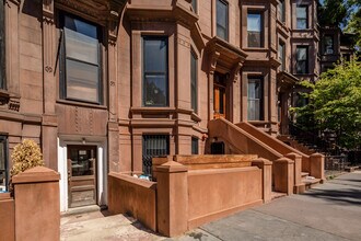 221 Berkeley Pl in Brooklyn, NY - Foto de edificio - Building Photo