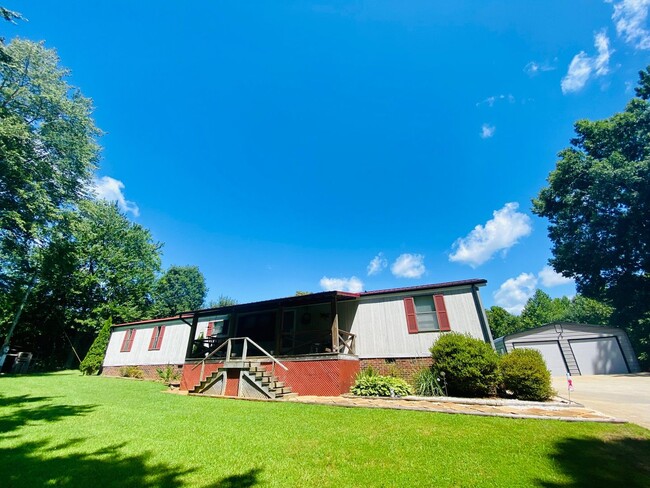 2493 Hunting Creek Rd in North Wilkesboro, NC - Building Photo - Building Photo