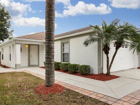926 Lake Shore Ranch Dr in Seffner, FL - Building Photo