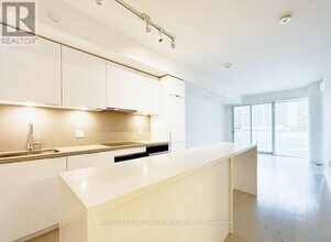 15 Queens Quay E in Toronto, ON - Building Photo - Building Photo