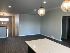 821 Cathy Dr W in West Fargo, ND - Building Photo - Building Photo