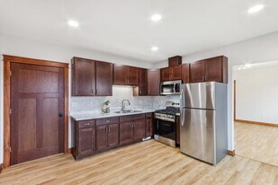 351A E Deer Pl, Unit 351A in Milwaukee, WI - Building Photo