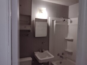 6203 E 153 Terrace, Unit B in Grandview, MO - Foto de edificio - Building Photo