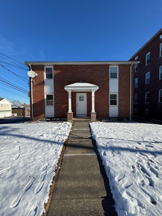 503 Burritt St in New Britain, CT - Building Photo