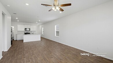 15619 Garam Trl in Von Ormy, TX - Foto de edificio - Building Photo