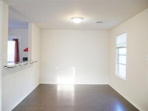 1013 Price St in Taylor, TX - Foto de edificio - Building Photo