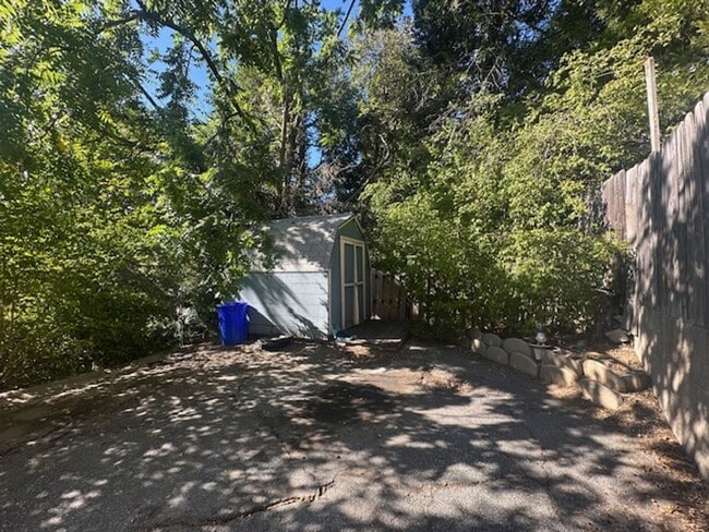 482 Zuger Ct in Crestline, CA - Building Photo - Building Photo