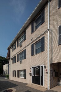 Westwood Manor: In-Unit Washer & Dryer, Co... in Westwood, NJ - Foto de edificio - Building Photo