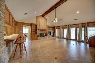 128 Douglas Dr in Bellville, TX - Foto de edificio - Building Photo