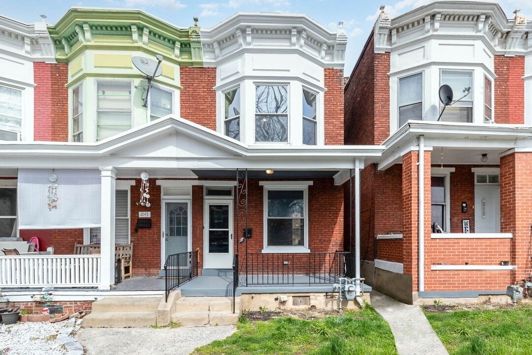 2143 Logan St in Harrisburg, PA - Building Photo