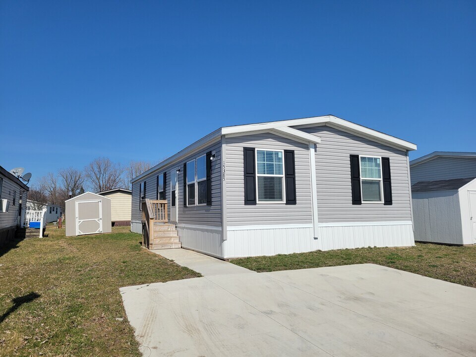 15385 Dominique Dr in Clinton Township, MI - Building Photo