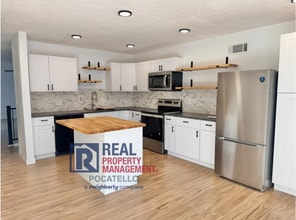 2375-2377 Gail Dr in Pocatello, ID - Building Photo - Building Photo