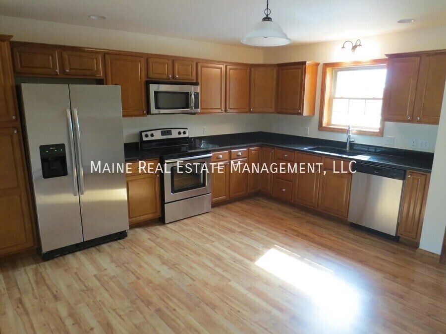 208 Western Ave in Hampden, ME - Foto de edificio