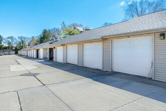 5908-5924 Sutton Dr in Urbandale, IA - Building Photo - Building Photo