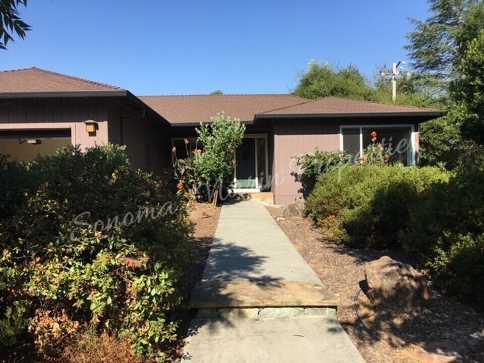 1333 St Francis Rd in Santa Rosa, CA - Building Photo