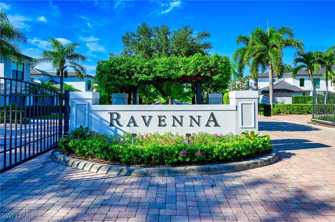 2371 Ravenna Blvd in Naples, FL - Building Photo