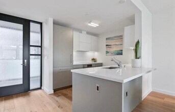 580 Hayes St, Unit 302 in San Francisco, CA - Building Photo - Building Photo