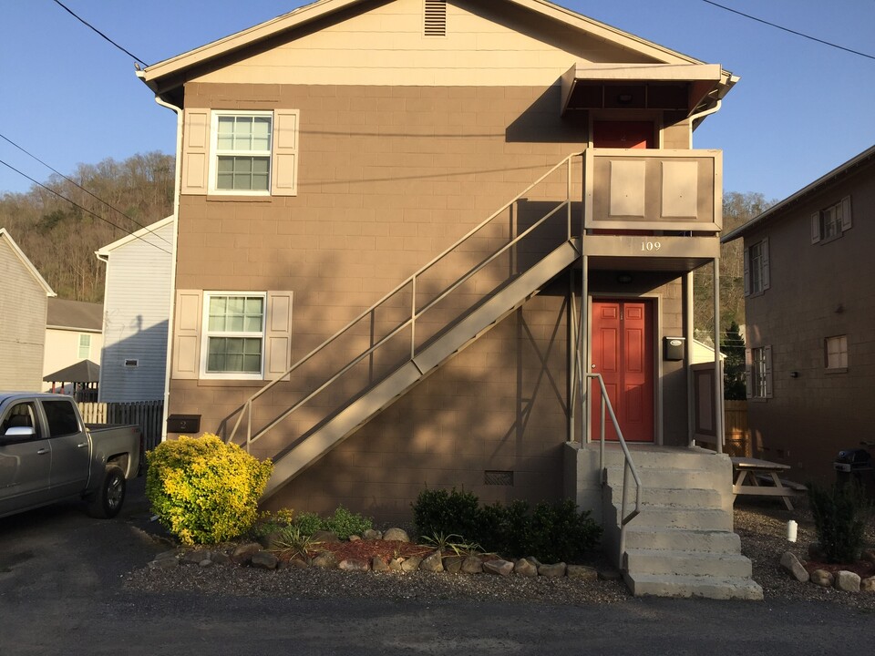 109 Sunflower Aly, Unit 2 in Pikeville, KY - Building Photo