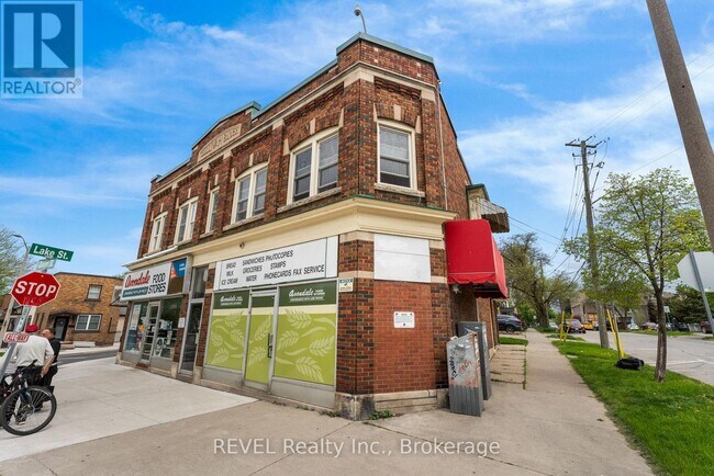 74 Queen St in St Catharines, ON - Building Photo - Building Photo
