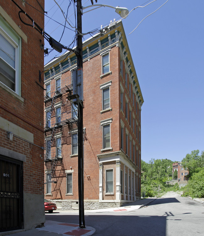 1701 Hughes St in Cincinnati, OH - Building Photo - Building Photo