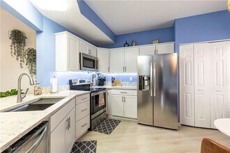 1018 Woodshire Ln in Naples, FL - Foto de edificio - Building Photo