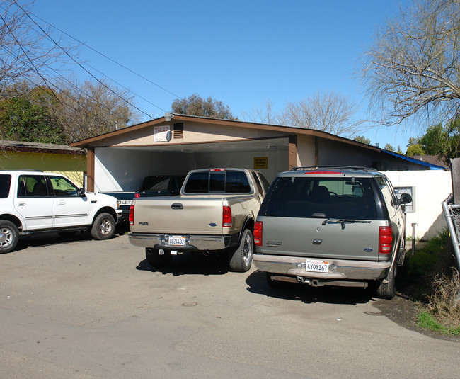 2555 Corby Ave in Santa Rosa, CA - Foto de edificio - Building Photo