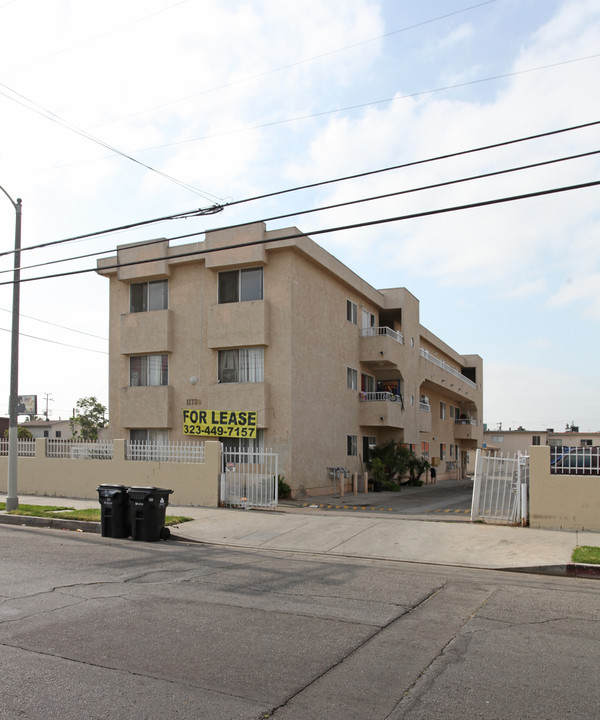 11730 Runnymede St in North Hollywood, CA - Foto de edificio