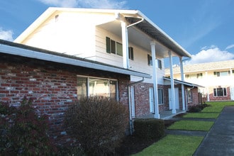 Heritage Townhomes in Milwaukie, OR - Building Photo - Building Photo