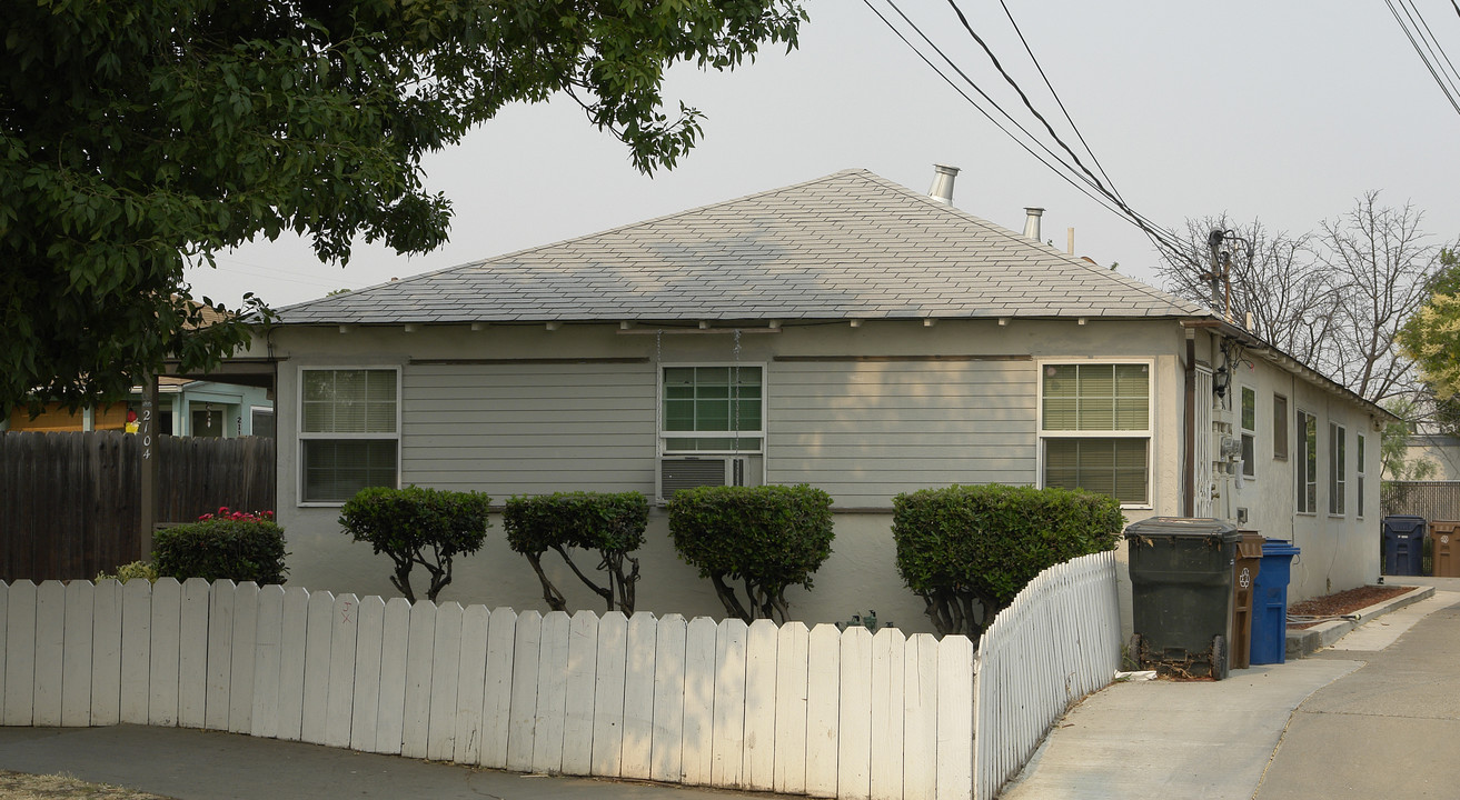 2104-2106 D St in Antioch, CA - Foto de edificio